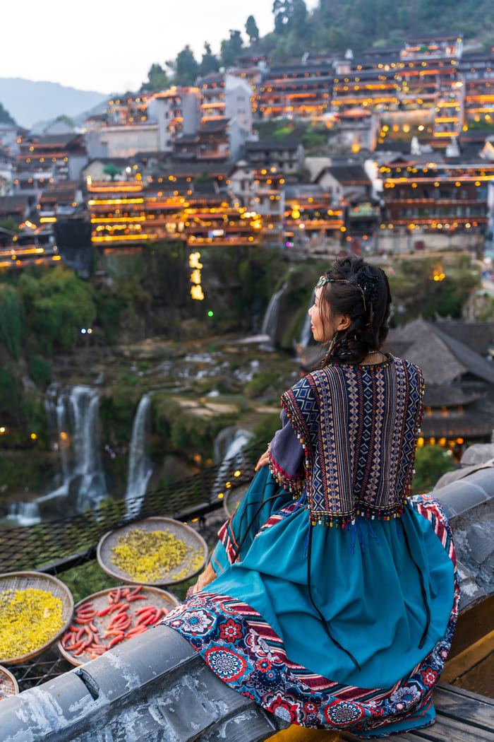 Mujer en mirando la ciudad en china
